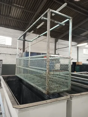 4 tanques para tratamento de superfície industrial