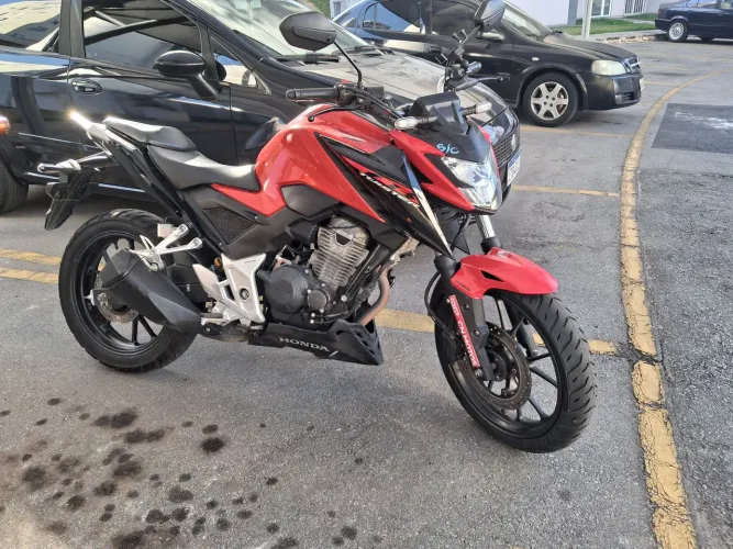 Honda Twister CB300 Vermelha (com placa)