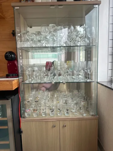 CRISTALEIRA COM PORTAS DE VIDRO E ARMÁRIO INFERIOR