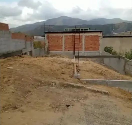 Terreno com fundação pronta e aterrado!!! Ótima oportunidade para construir!!! Preço bom!!
