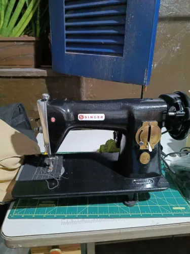 Máquina de costura Singer cabeça preta