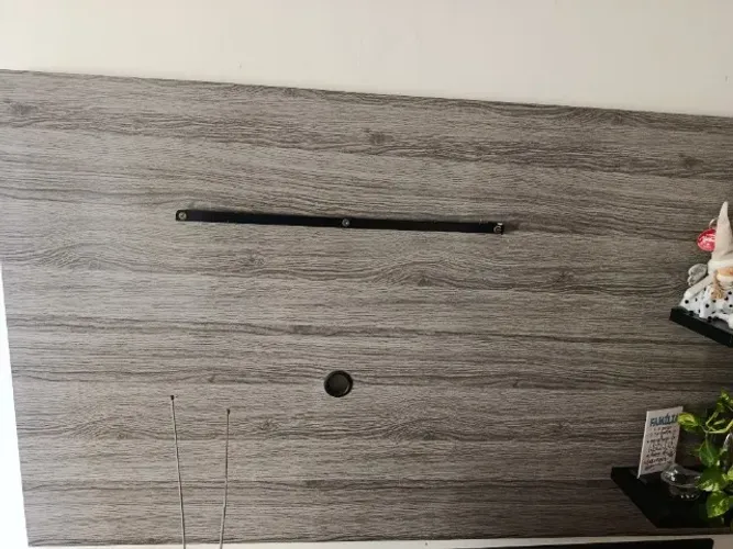 Mesa, cadeiras e painel de tv
