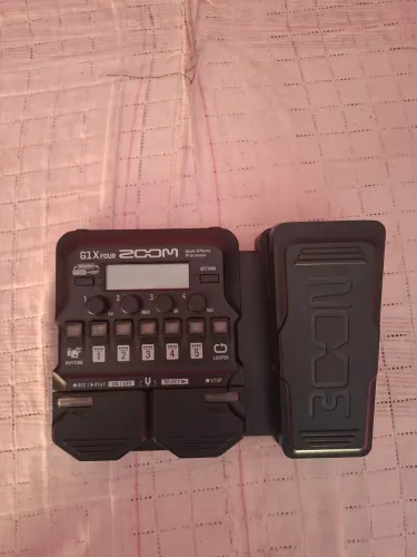 Pedaleira pra guitarra e baixo g1x four