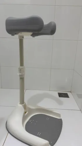 Suporte para banho de bebê em pé
