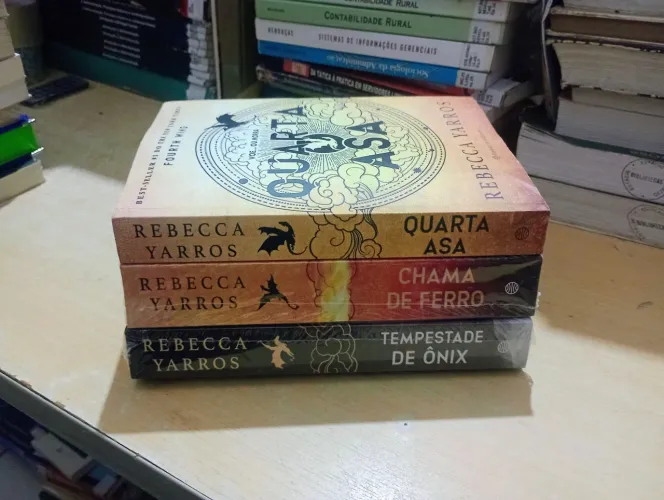 [Três livros] Série Empyrean: Quarta asa, Chama de ferro e Tempestade de Ônix