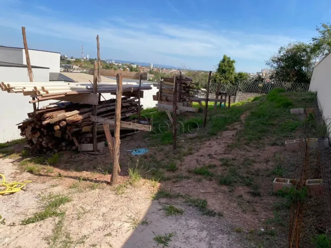 Terreno à venda no Condomínio Vivenda das Pitangueiras em Valinhos