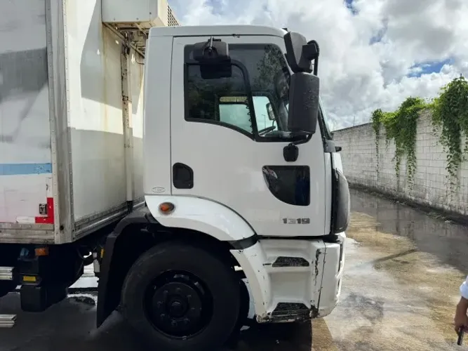 FORD CARGO 1319 - BAÚ SECO