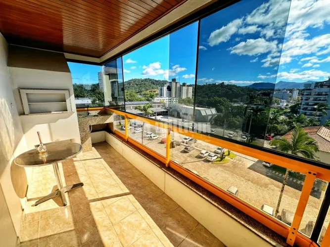 APARTAMENTO DE 3 DORMITÓRIOS SENDO UMA SUÍTE NO CENTRO DE BRUSQUE.