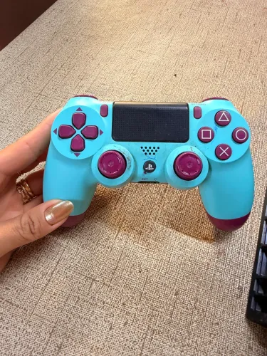 PS4 com 2 controles
