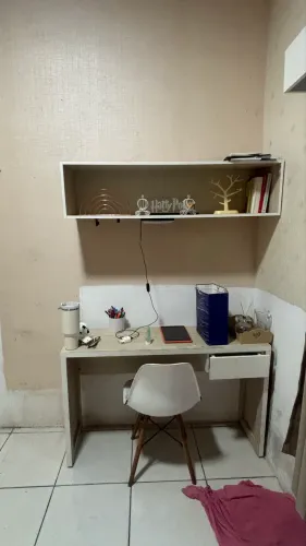 Conjunto mesa e estante chique