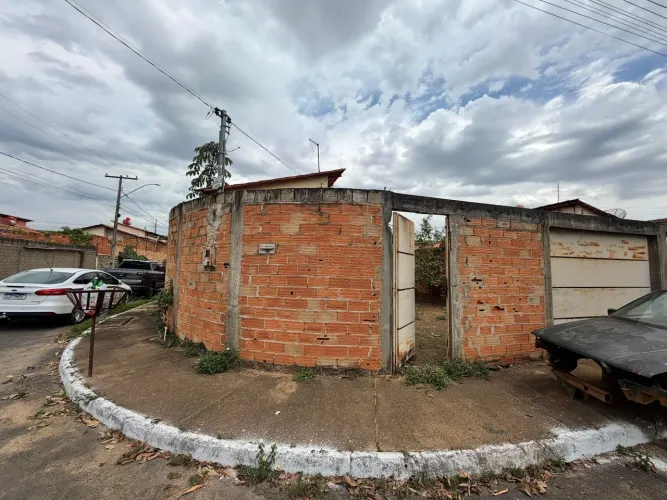 Casa de esquina no setor Jardim privê Terezinha Palmerston precisando de reforma