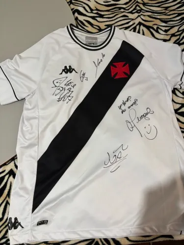 Camisa do Vasco autografada pelo time de futevôlei