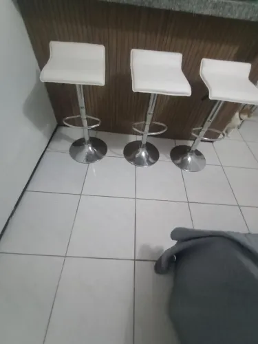 Três banquetas brancas semi-novas