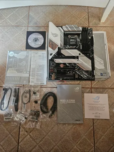 Placa-mãe ASUS ROG Strix Z490-A Gaming Zera sem detalhes