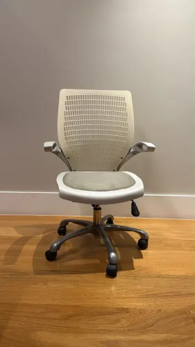 Cadeira de escritório cinza claro