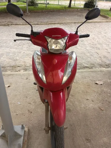 Vendo Honda/BIZ125, na cor vermelha.