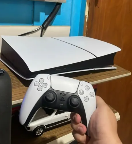 PlayStation 5 seminovo + 2 controles originais.