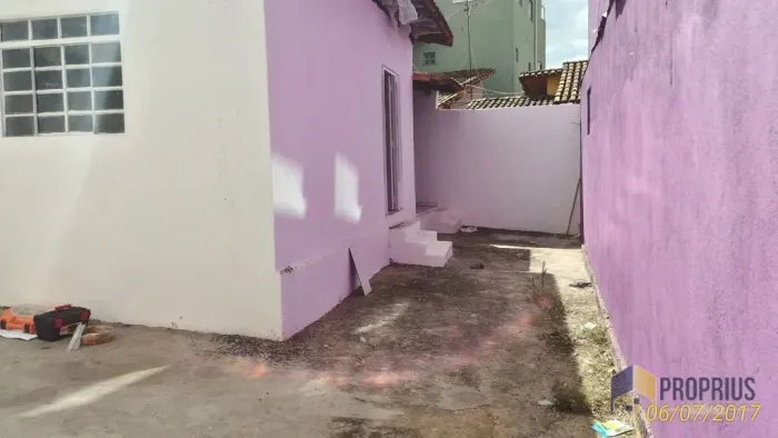 Casa 2 quartos- Vila Brasil Garagem para 2/3 carros, totalmente independente, próximo de c