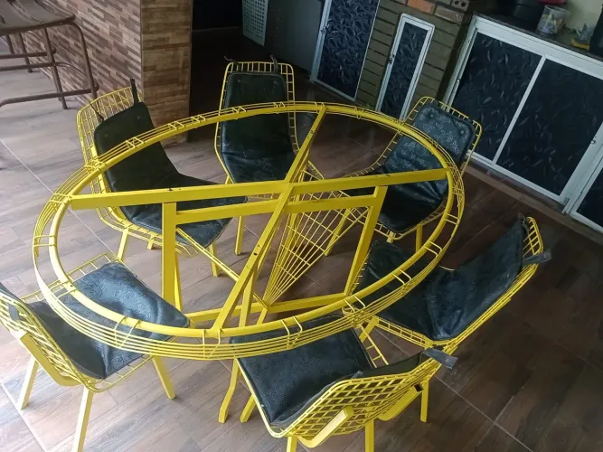 Mesa de vidro com cadeiras