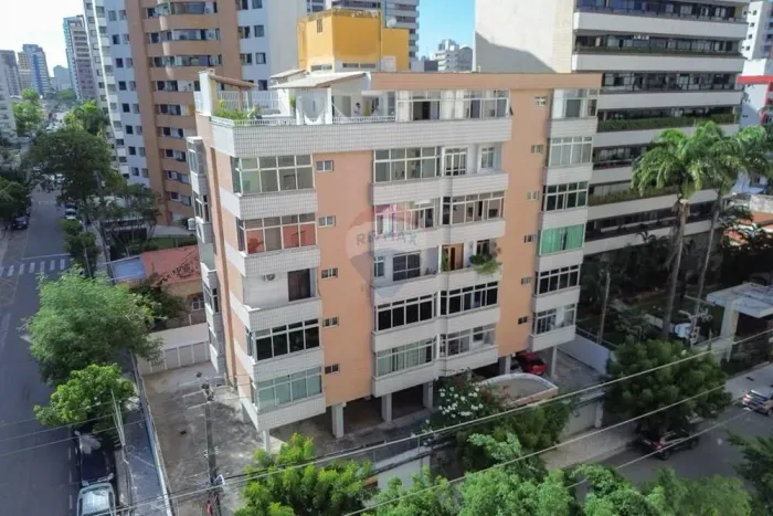Cobertura Luxuosa na Aldeota: Charme e Conforto / Edificio Lenison.