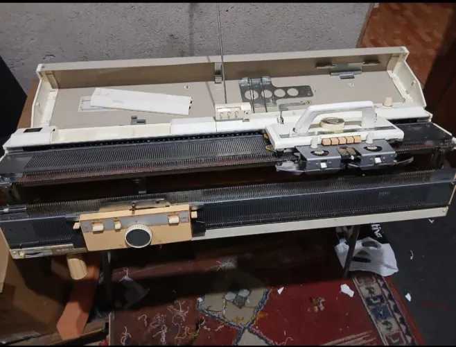 Vendo máquina de tricô completa