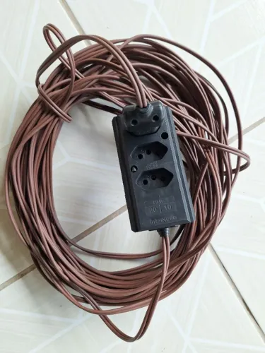 Materiais elétricos, fios, bocais, plugs e tomada em barra, confira