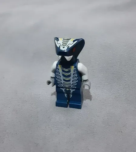 LEGO minifigura Mezmo, com mínimo detalhe na parte de trás do torso (Set 9555) (2012)