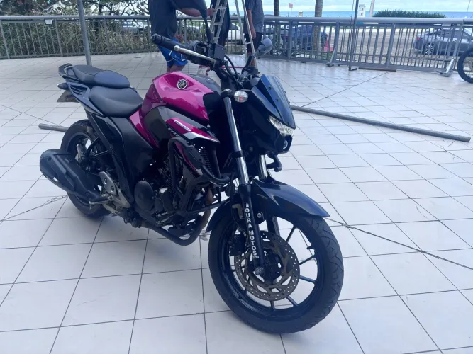 Yamaha Fazer 250cc - vendedora Fernanda