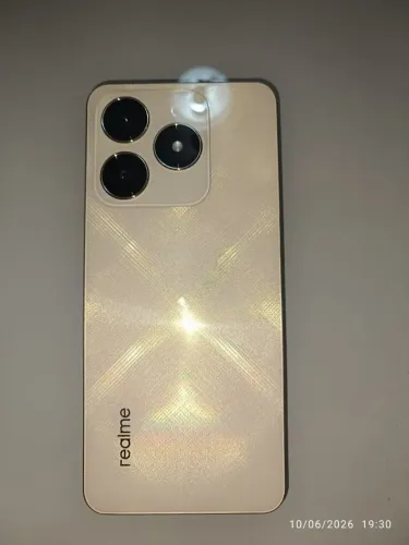 Celular Realme C61, semi-novo. Pouco usado, em perfeito estado.