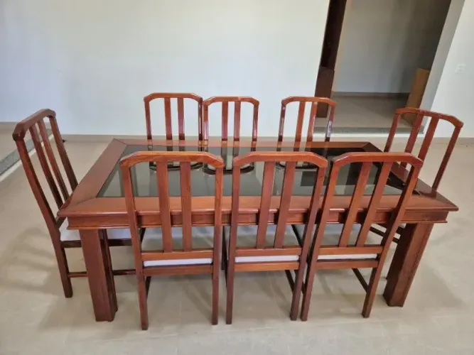 Mesa com 8 cadeiras semi novas e mogno resinado.