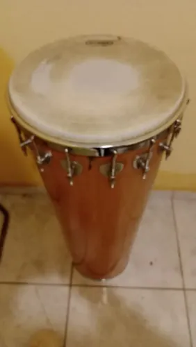 Timbal contemporânea de madeira 