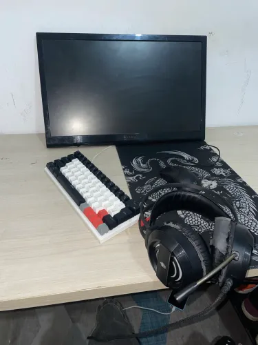 Kit gamer com monitor e teclado mecânico