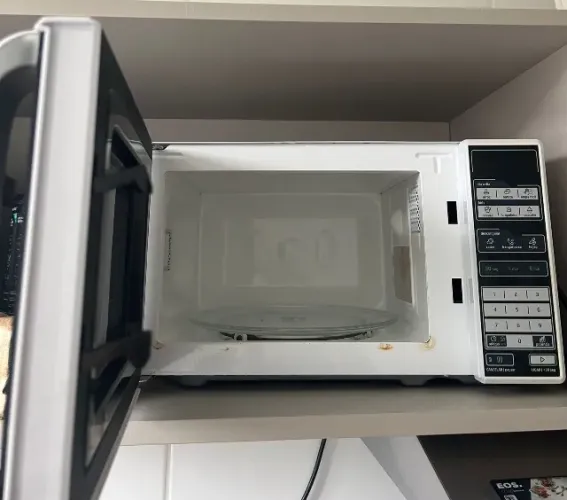 Microondas Midea (com pequenas marcas de uso na parte interna) 