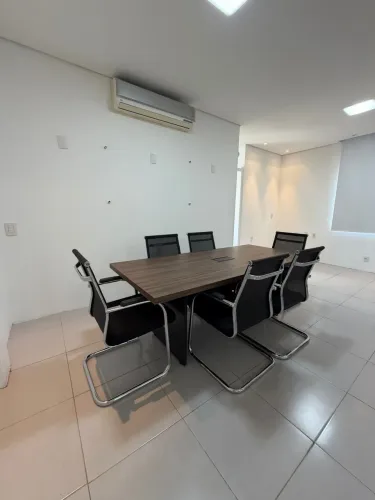 Mesa de reunião com 06 Cadeiras Diretor Fixa Preta - Tela Poliéster Estrutura Cromada