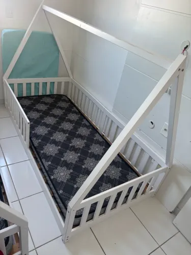 Cama infantil com colchão de solteiro