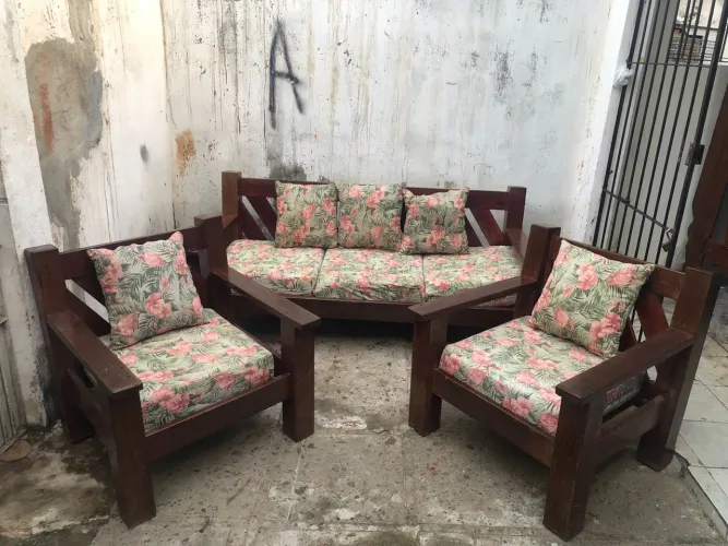 Conjunto de sofa de madeira angelim pedra semi novo pra vim buscar aqui em prazeres