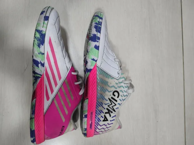 Chuteira futsal kipsta