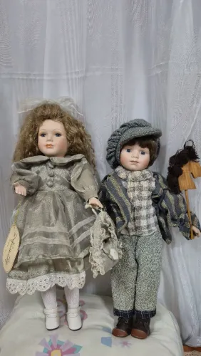 ANTIGO CASAL DE PORCELANA BONECO COM CAVALINHO DE MADEIRA E BONECA VITORIANA COM BOLSA