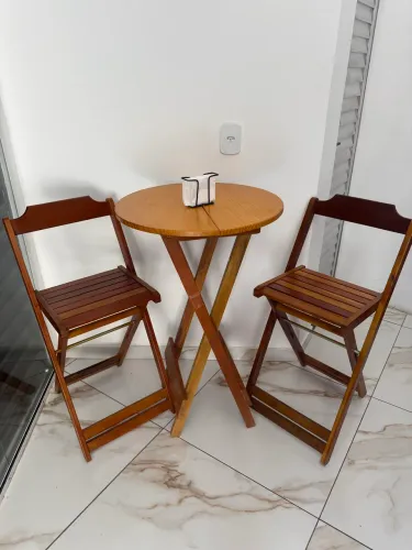 Mesa e 2 cadeiras bistrô de madeira 