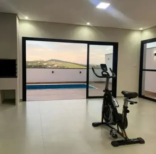 Casa térrea em condomínio fechado, 3 dormitórios, área gourmet e excelente localização em