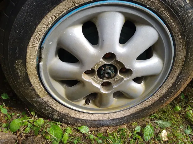 Rodas do Kadett uma está com a beirada quebrado da pra ver na foto