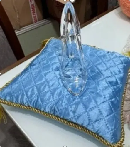 Almofada com sapatinho para festa de cinderela