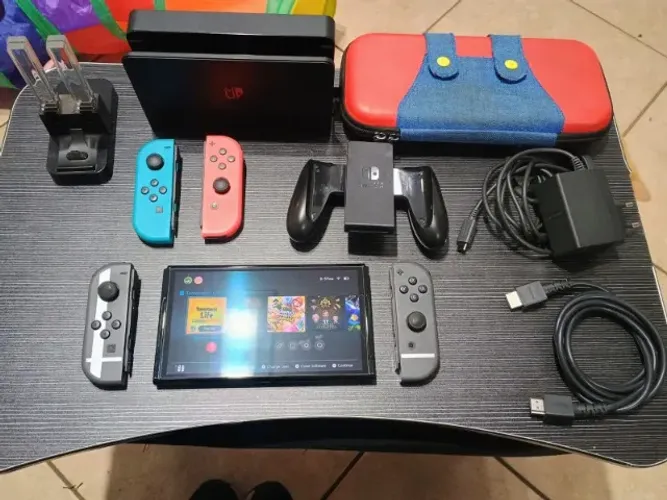 Switch OLED completo + 2 pares de Joy-Con + caixa