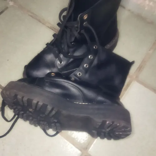 bota coturno feminina preta com solado tratorado plataforma e cadarço