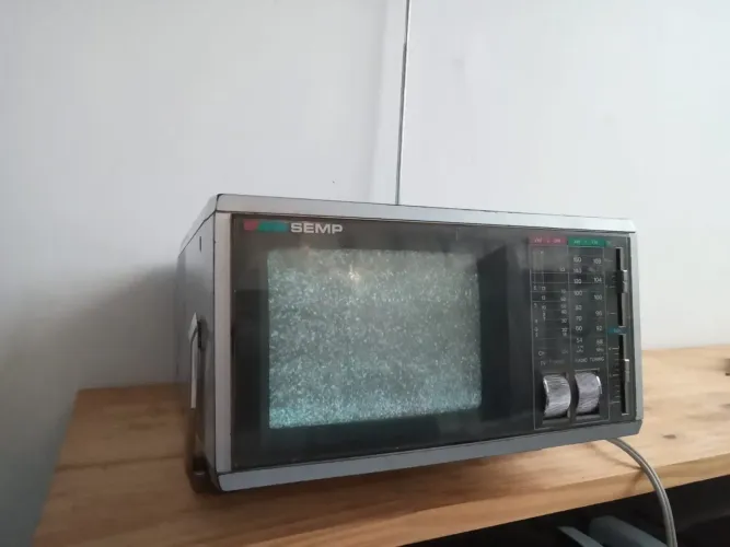 Tv analógica dos anos 80 para colecionador, funcionando. Possui rádio também!