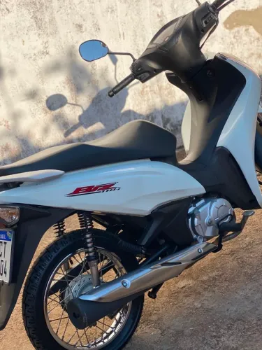 Vendo Honda Biz branca 110i 2023 quitada