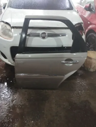 Porta do Palio bolha lado esquerdo traseiro conservado