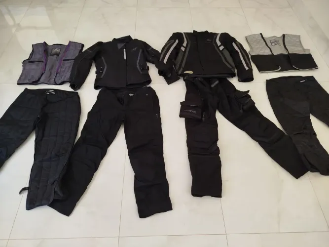 Conjunto completo para motociclista, ideal para viagens e uso em dias frios. 