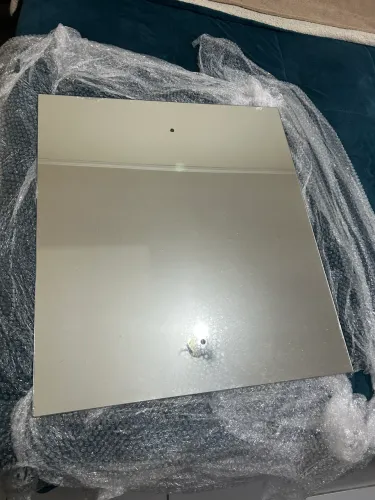 Espelho novo, marcação de furo para prender. Sem detalhes. 0,76cm x 0,67cm