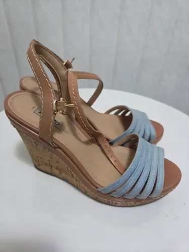 Sandália Anabela Arezzo Jeans e Cortiça